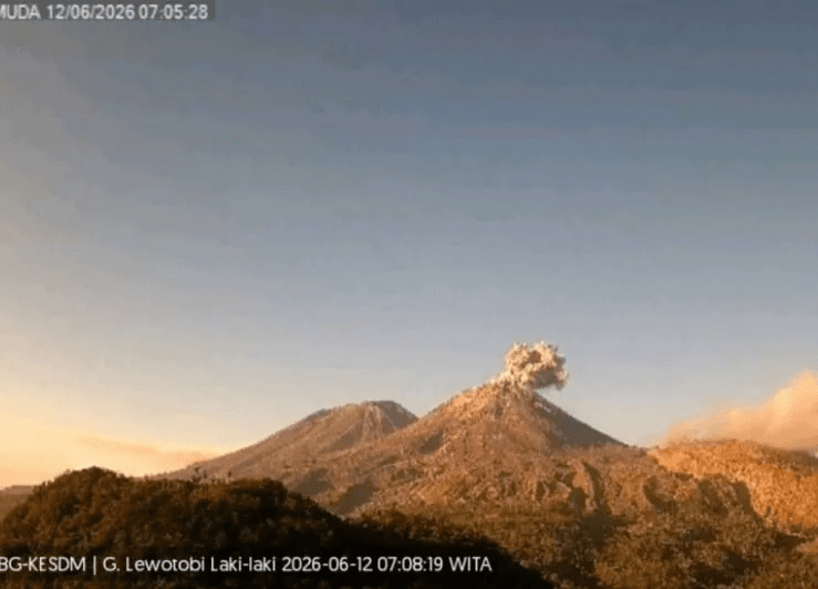 Tiga Gunung Api Meletus Bersamaan di Indonesia Timur, Badan Geologi Keluarkan Peringatan
