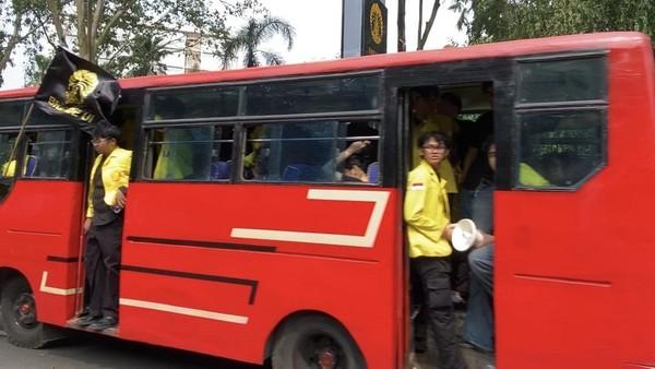 Suarakan Kekecewaan Ekonomi, Ratusan Mahasiswa UI Bertolak ke Bundaran HI Menggunakan Angkot dan Bus