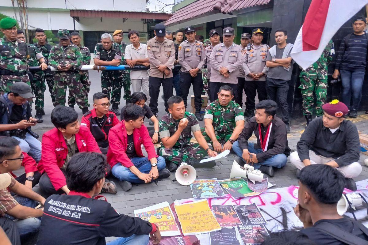 Aksi Demonstrasi Mahasiswa di Kodim Medan Kritisi Peran Militer dalam Urusan Sipil