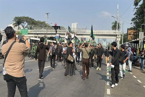 Demo PB HMI MPO di DPR RI, Tuntut Kesejahteraan Guru Honorer, Stabilitas Harga BBM, dan Supremasi Sipil