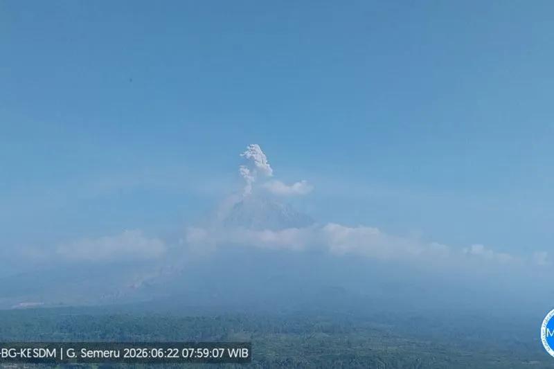 Dua Gunung Api di Indonesia Erupsi Bersamaan, Semeru Semburkan Abu 1.000 Meter dan Ile Lewotolok 600 Meter