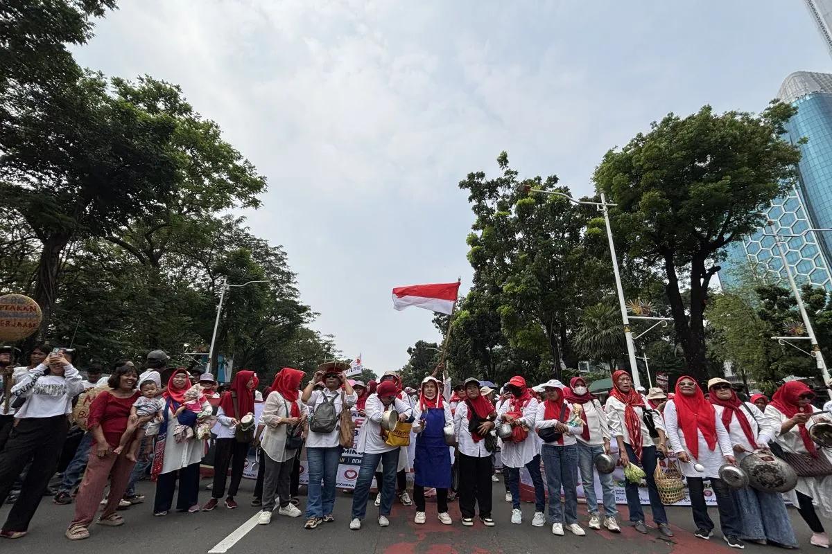 Gabungan Emak-Emak Gelar Aksi Damai di Monas, Gaungkan Delapan Tuntutan
