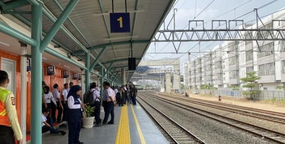 Stasiun KRL JIS Resmi Beroperasi, Kemenhub Siapkan Penambahan Peron pada 2027