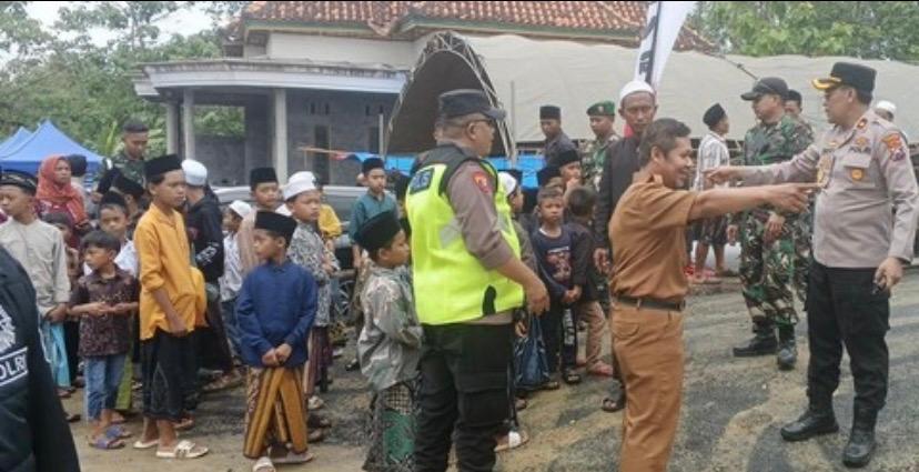 Warga Sampang Tumpah Ruah Sambut Kedatangan Presiden Prabowo untuk Resmikan Proyek Infrastruktur