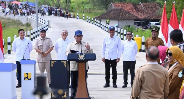 Presiden Prabowo Resmikan Jalan Inpres di Sampang Madura - Foto 1