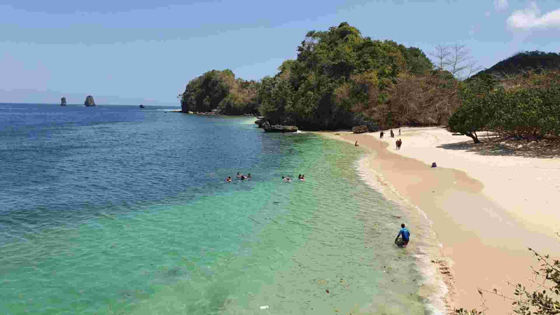 Punya Keunikan yang Berbeda, Ini Sekilas tentang Pantai Tiga Warna di Malang  