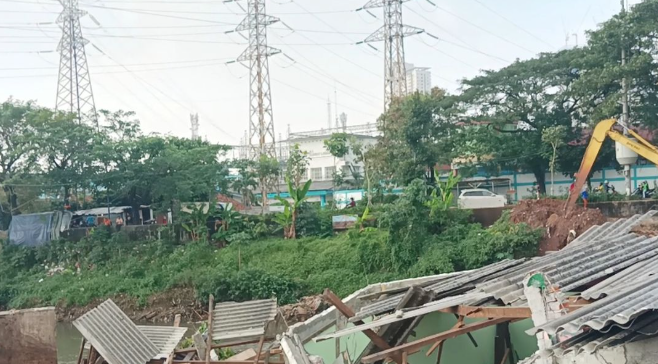 Tanah Longsor di Bantaran Kali Ciliwung, Rumah Warga di Bendungan Hilir Ambruk