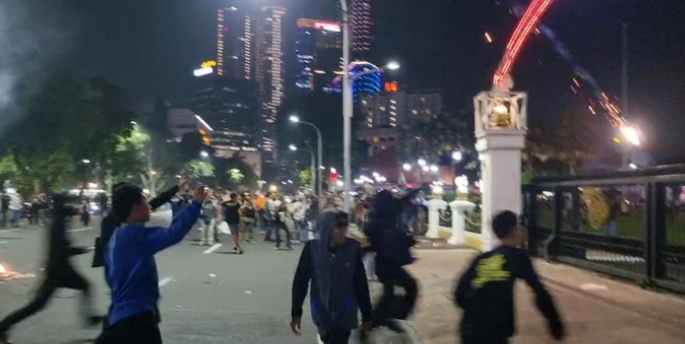 Demo #IndonesiaSekarat di Surabaya Memanas, Massa Lempari Aparat dan Goyang Pagar Grahadi