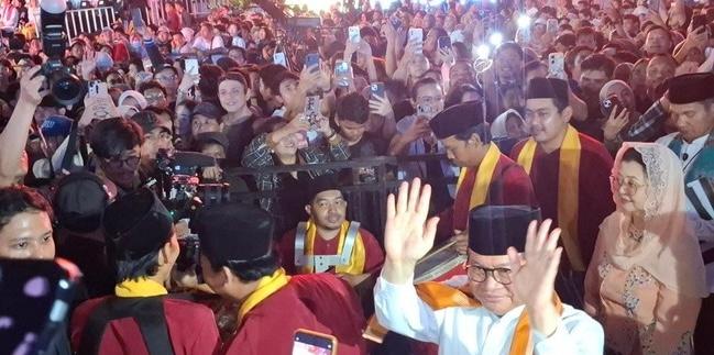 Pramono-Rano Disambut Alunan Tanjidor Saat Hadiri Puncak HUT ke-499 Jakarta di Bundaran HI
