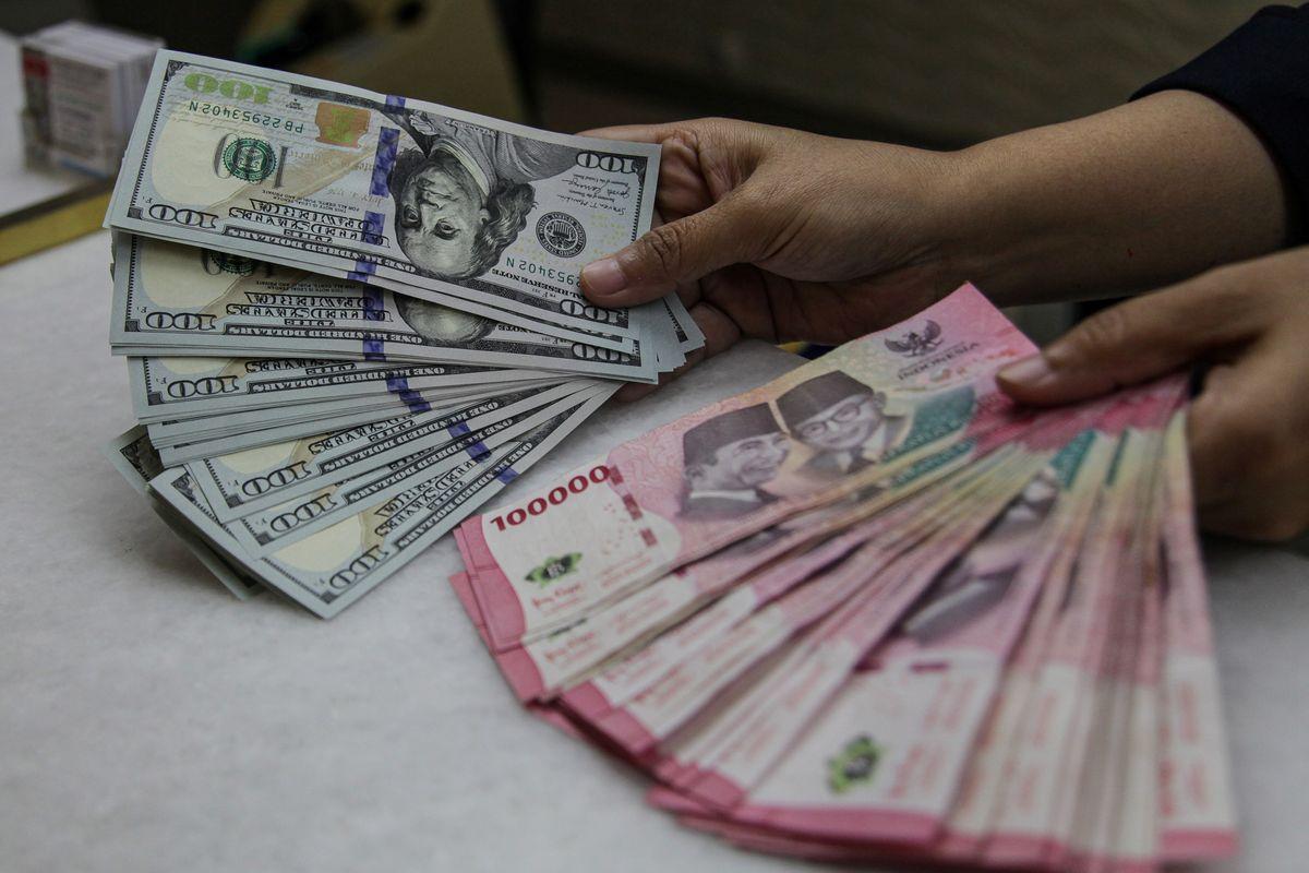 Berkebalikan, Rupiah Menguat dan IHSG Melemah