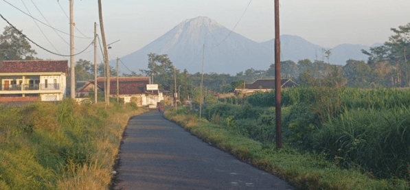 Gunung Semeru Erupsi Dini Hari, Lava Pijar Meluncur 1,3 Kilometer, Warga Diminta Jauhi Zona Bahaya
