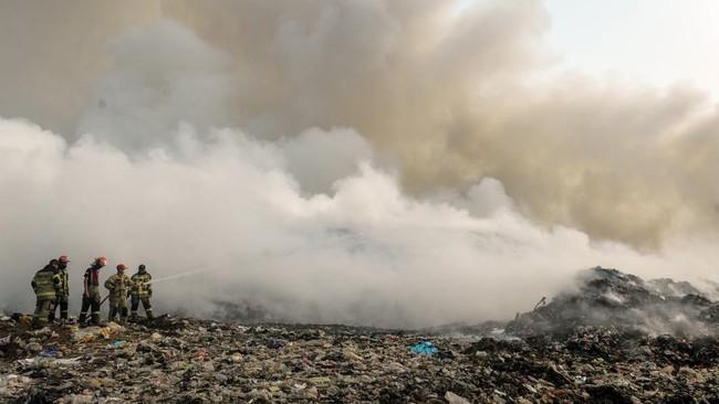 Helikopter Water Bombing Dikerahkan, Kebakaran TPA Jatiwaringin Masih Berkobar
