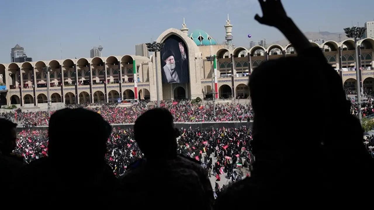 Hormati Prosesi Pemakaman Ayatollah Ali Khamenei, Iran Tutup Total Ruang Udara Teheran