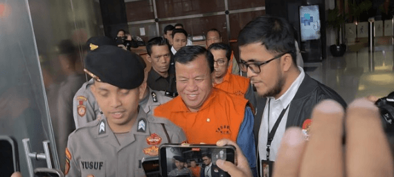 KPK Ungkap Bupati Kuansing Diduga Palak 914 Petani untuk Urus Izin Hutan, Uang SHU Disebut Dipotong Setengah