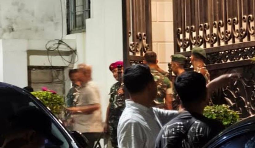 Penjagaan Ketat TNI di Kediaman Jampidsus Pasca Penggeledahan Polisi