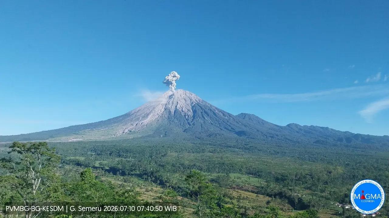 Pagi Ini, Gunung Semeru Kembali Erupsi Setinggi 1.300 Meter