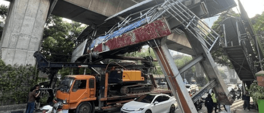 Truk Tersangkut di JPO Tendean, Kemacetan Mengular hingga Sejumlah Ruas Jalan Jakarta Selatan