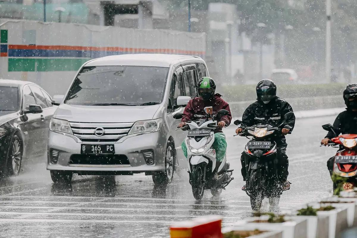 Peringatan BMKG, Kemunculan Bibit Siklon Tropis 92W Berpotensi Memicu Hujan Petir di Berbagai Wilayah