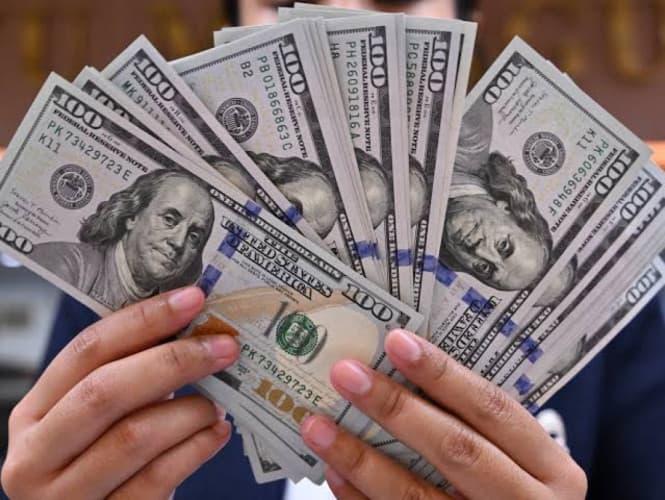 Rupiah Melemah setelah Gubernur BI Mundur, Dolar Menguat