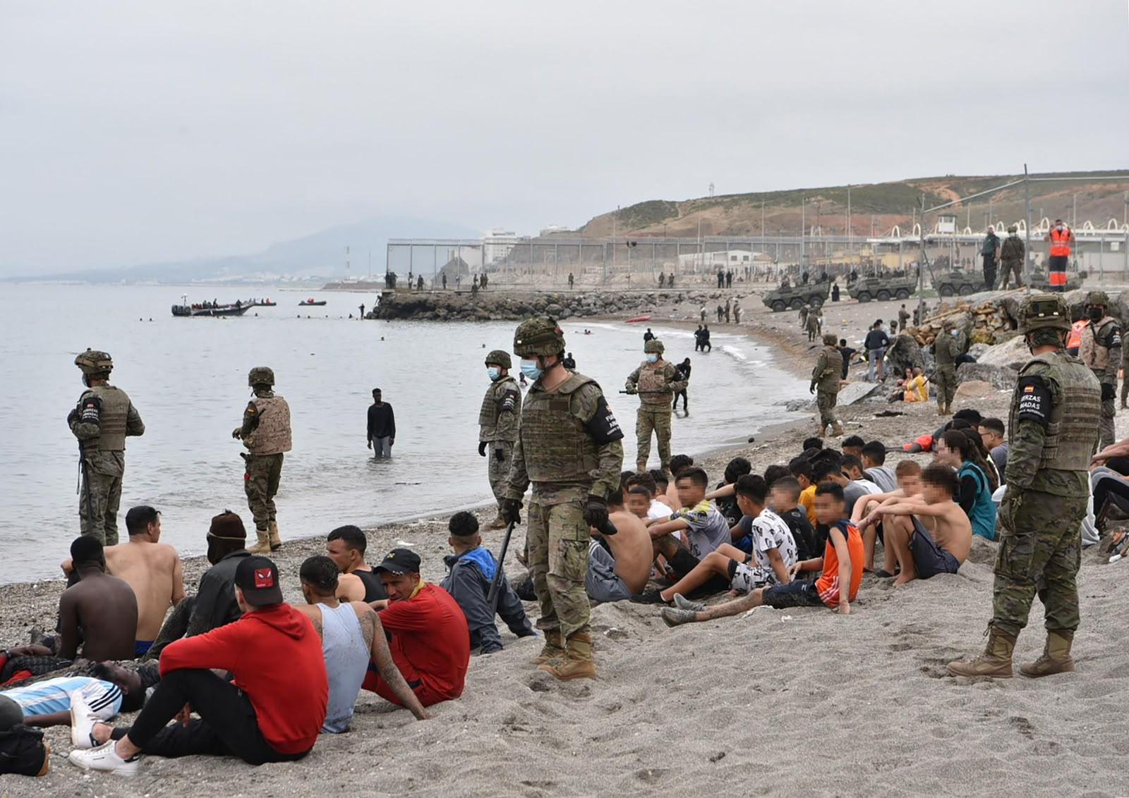 Ribuan Migran Nekat Berenang dari Maroko ke Spanyol, Ceuta Dilanda Krisis - Foto 1