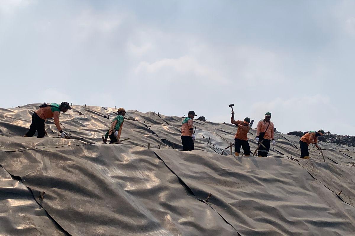 Gunungan Sampah TPST Bantargebang Mulai Ditutup Geomembrane, DKI Terapkan Controlled Landfill
