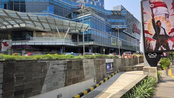 Polemik Melebar, Pagar Tinggi Mal Kota Kasabanka Akhirnya Dibongkar