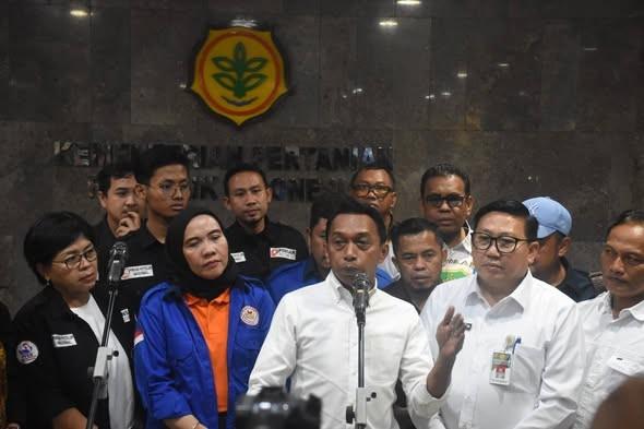 Mentan Amran Respons Demo Peternak Ayam Petelur, Pakan Jadi Sorotan