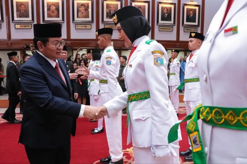 Pramono Kukuhkan 44 Paskibraka DKI, Tekankan Disiplin dan Integritas