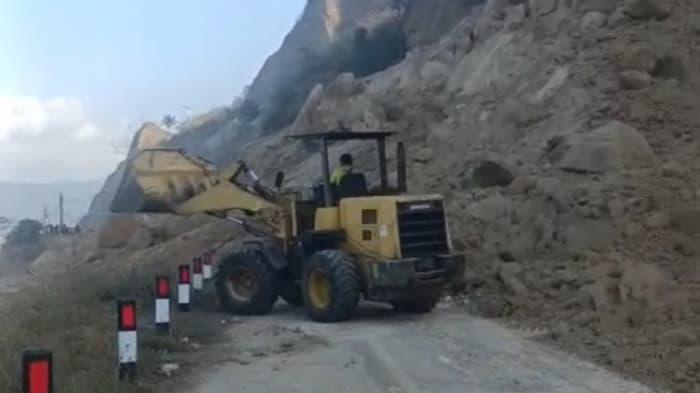 Bersihkan Longsoran Gempa di NTT, Menteri PU Kerahkan Alat Berat