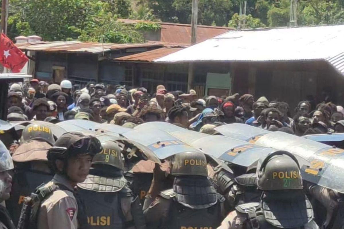 Unjuk Rasa Penolakan Penempatan Militer di Jayapura Berujung Ricuh, 7 Anggota Polisi Terluka