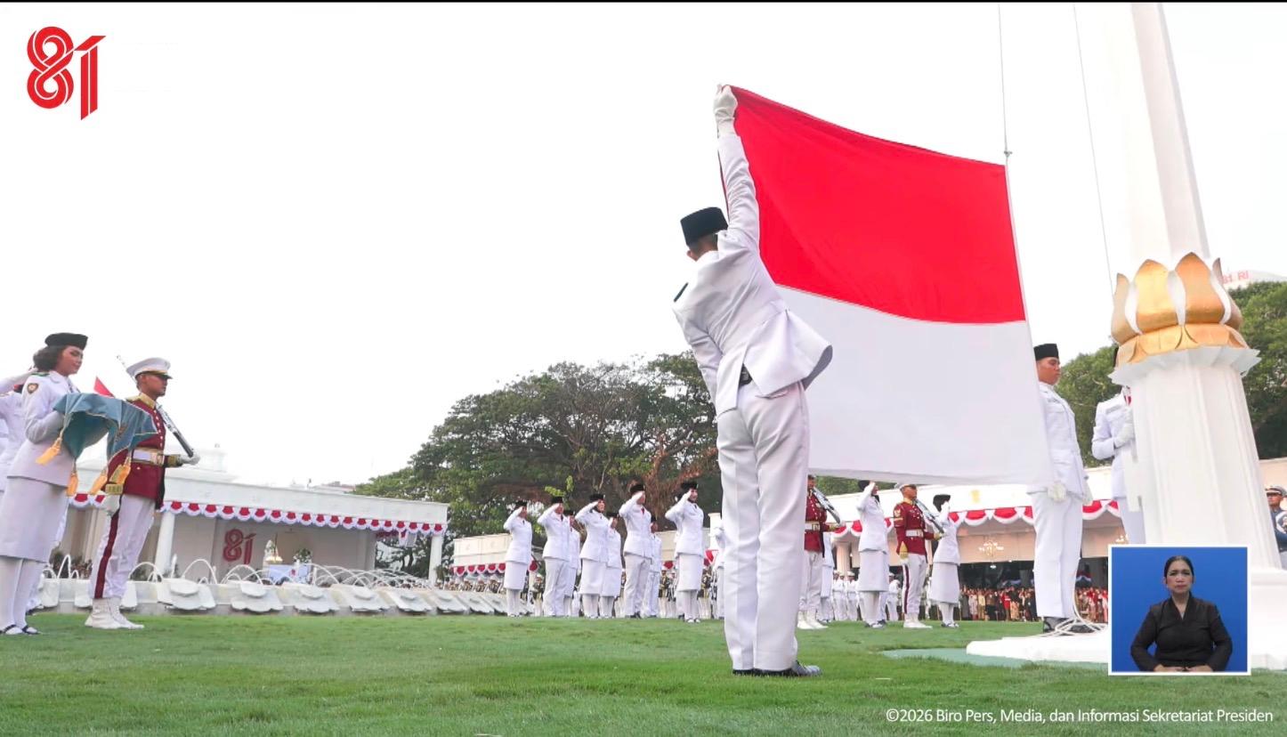 Sang Saka Merah Putih Resmi di Turunkan, Menandakan Selesainya Acara Kemerdekaan RI 81