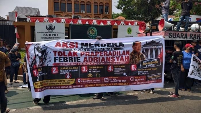 Demo di PN Jaksel, Aksi Merdeka Kawal Praperadilan Tolak Gugatan Febrie