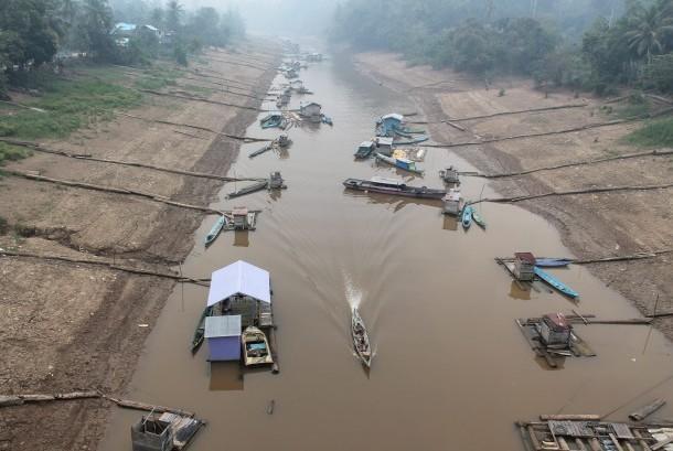 Sungai Barito Menyusut Drastis, Hamparan Pasir Mulai Muncul