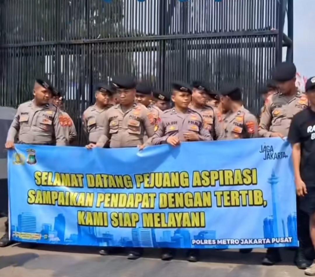 Barikade Polisi Sambut Massa dari Pati di Senayan
