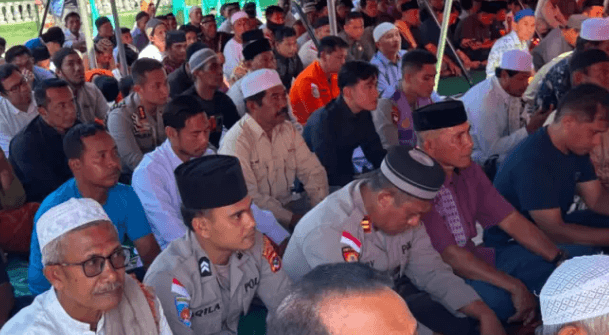 Gibran Salat Jumat Bersama Warga di Masjid Rusak, Lanjut Sapa Korban Gempa NTT