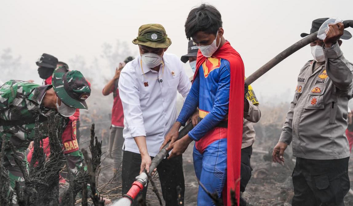 Forest Hero:  Remaja Palangka Raya Bantu  Padamkan Karhutla dengan Kostum Superman