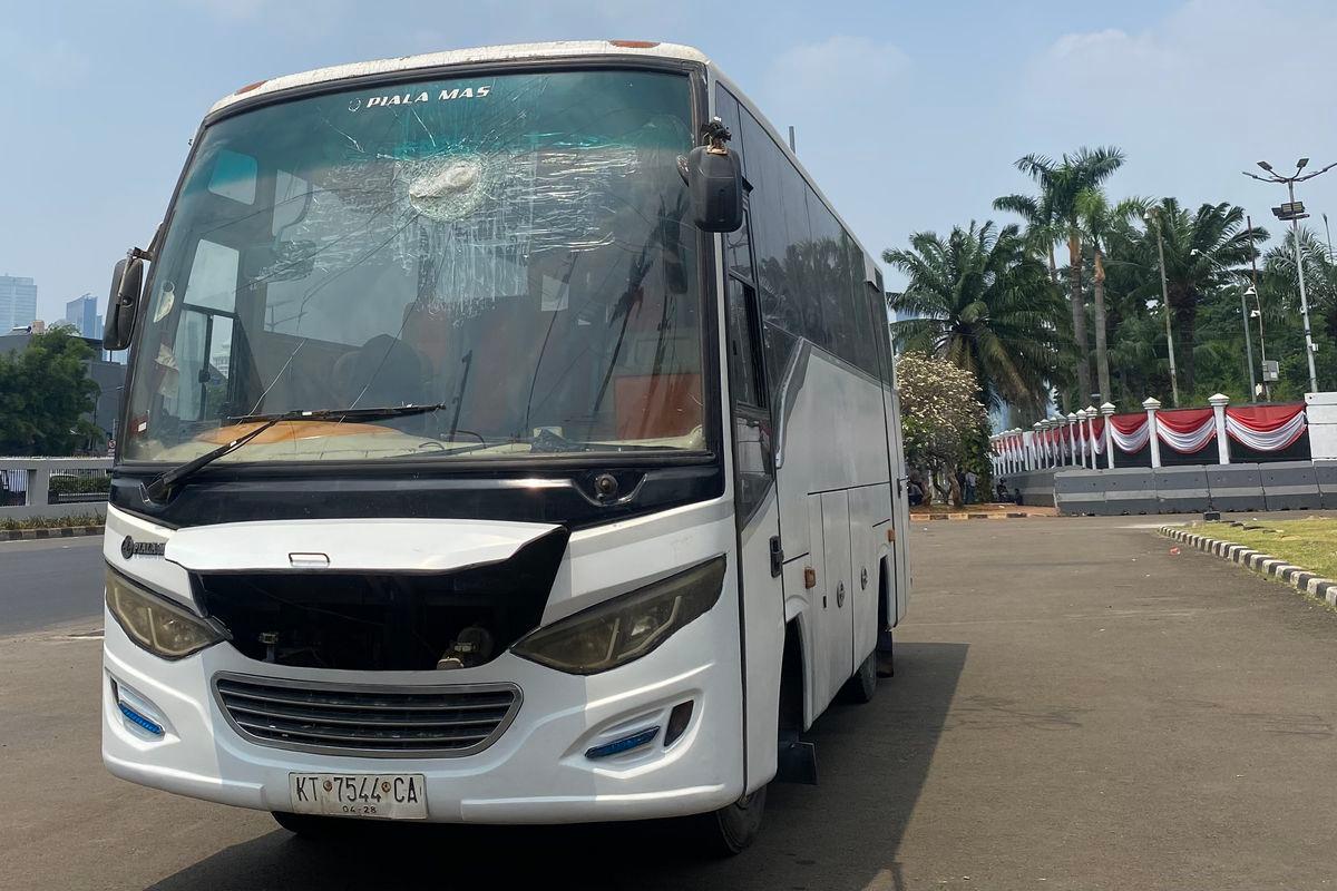 Bus Massa dari Pati Dilempar Batu Bara saat Menuju Jakarta