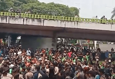 Situasi Terkini Demo DPR, Ojol Terlihat Bernegosiasi dengan Polisi di Bawah Flyover Senayan