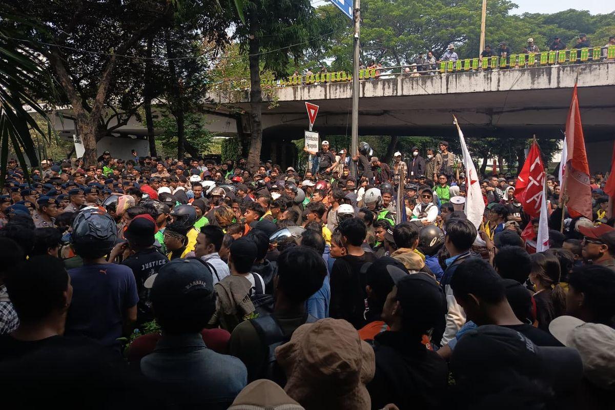 Massa Mahasiswa Mulai Padati Gedung DPR, Aksi Berganti “Shift” Usai AMPB Sampaikan Tuntutan