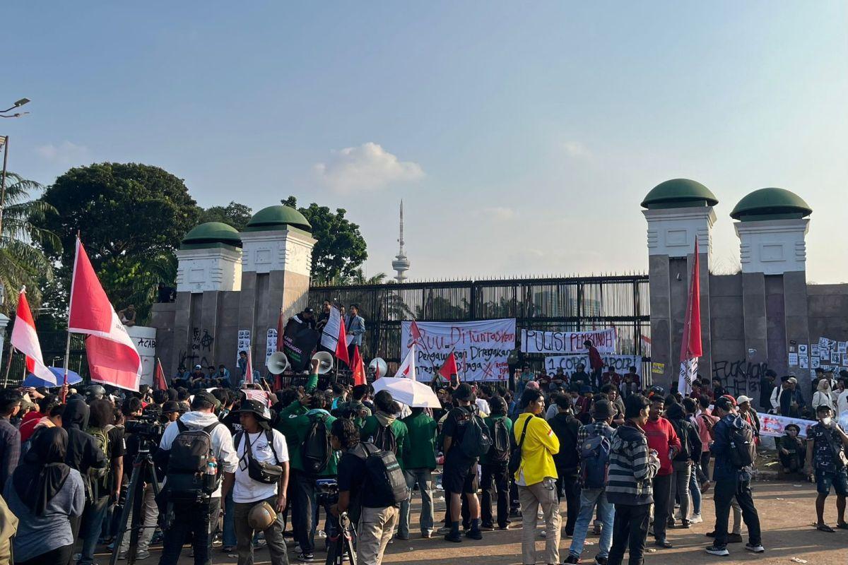 Demo Depan DPR Memanas, Mahasiswa Rusak Pagar dan Bakar Ban
