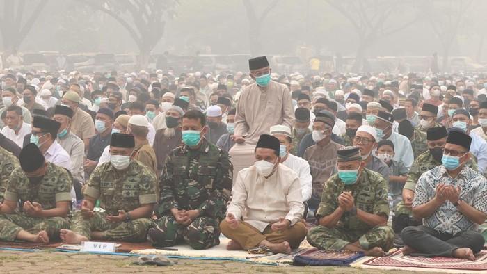 Warga Pontianak Gelar Salat Istisqa, Berharap Hujan Segera Turun