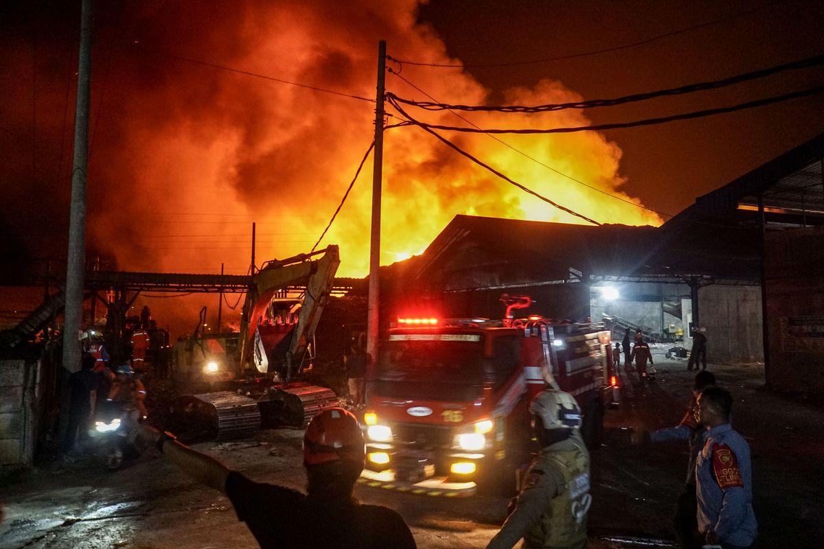 Gunungan Sampah TPA Putri Cempo Solo Terbakar, Kobaran Api Terlihat dari Permukiman 
