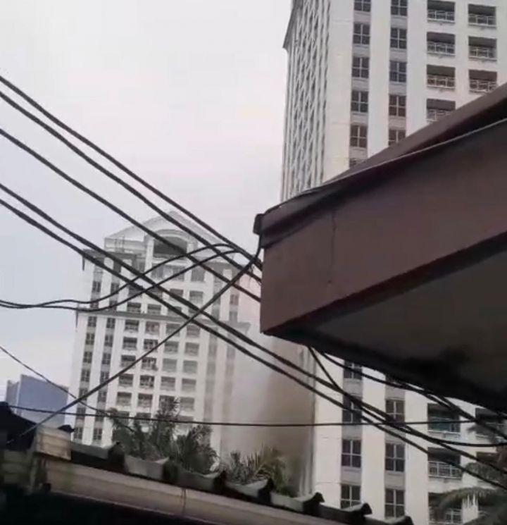 Penyebab Masih Didalami, 14 Penghuni Dievakuasi akibat Kebakaran Lantai 5 Apartemen Pavilion