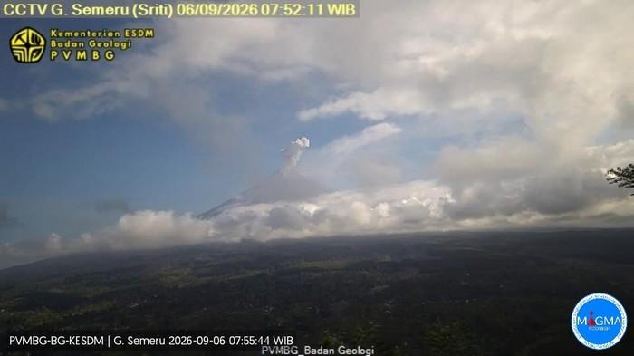 Gunung Semeru Erupsi, Kolom Abu Capai Seribu Meter di Puncak