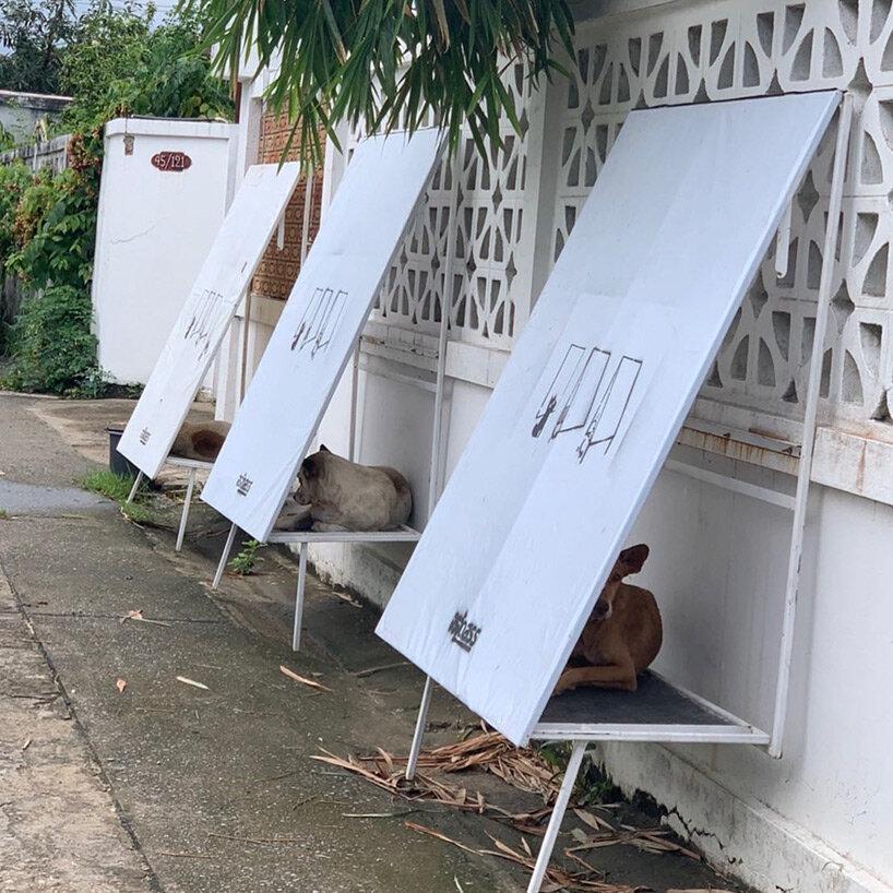 Papan Iklan Bekas Disulap Jadi Rumah untuk Anjing Jalanan di Thailand