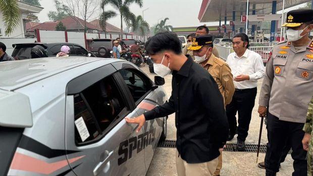 Gibran Turun Langsung Atur Antrean SPBU di Palangka Raya