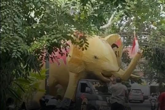 Jokowi Kaget Kedatangan Gajah Emas Raksasa di Rumahnya