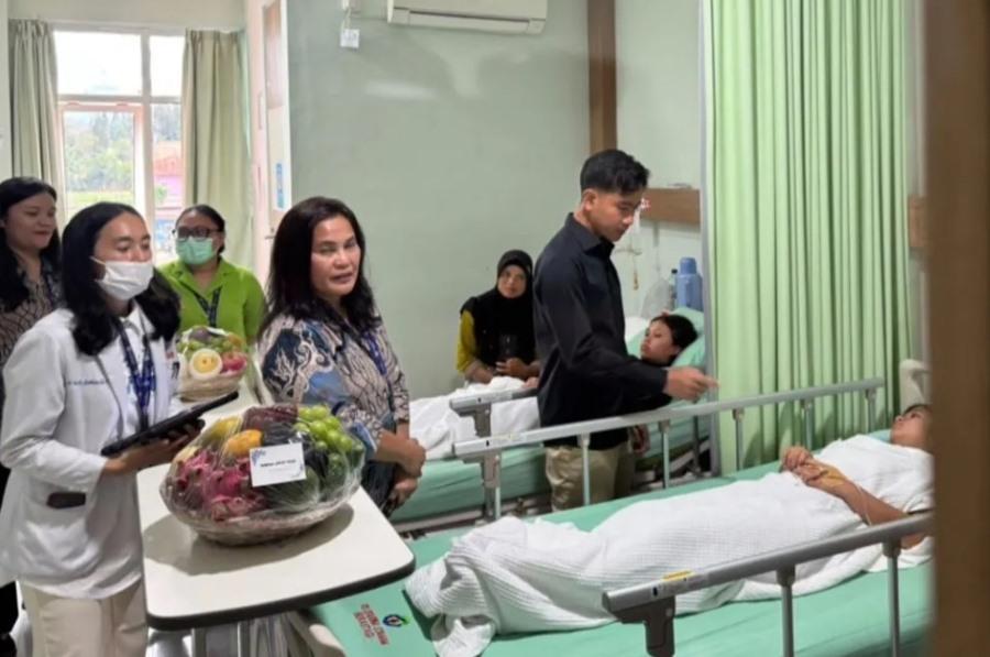 Gibran Jenguk Korban Keracunan MBG di Karo, Bawa Dokter Pribadi dan Minta Tinggal