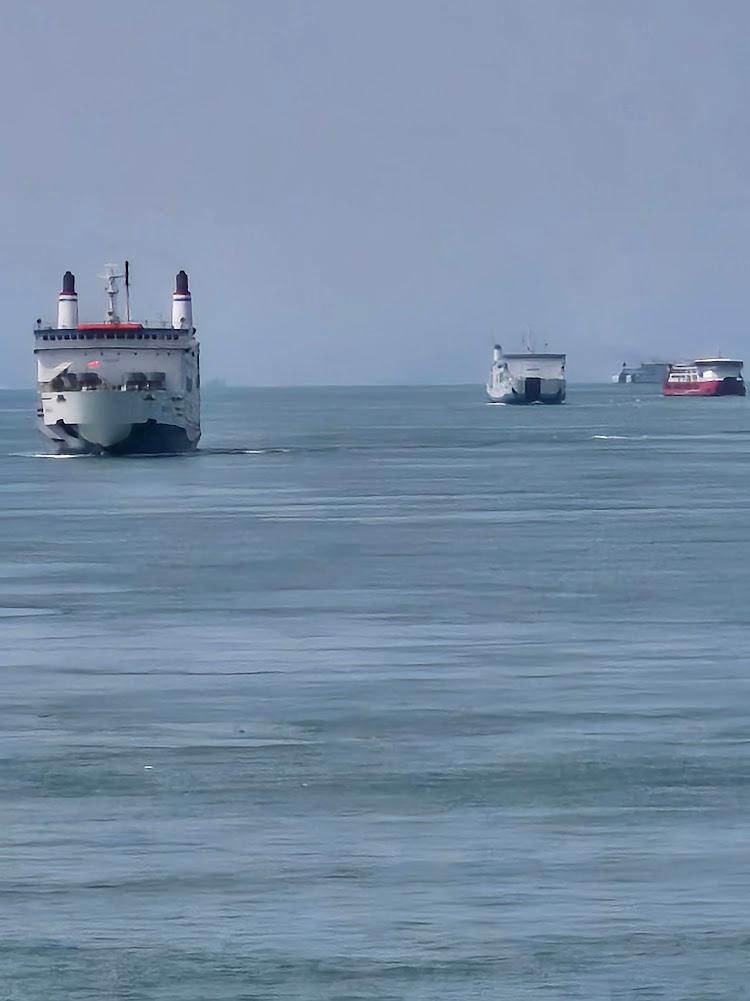 PT ASDP Indonesia Ferry ( Persero) “Jembatan Bergerak” Perangkai Kepulauan Indonesia 