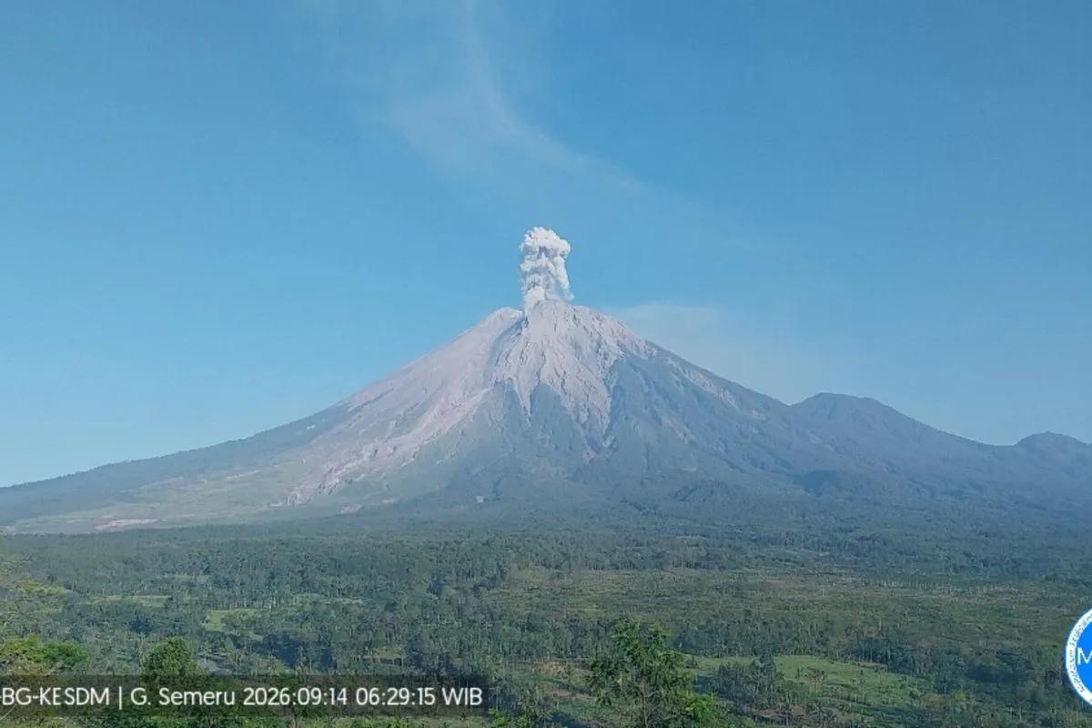Tiga Kali Erupsi Gunung Semeru Senin Pagi, Kolom Abu Capai Satu Kilometer